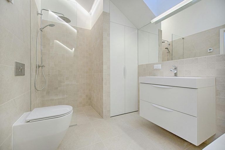 Rénovation de salle de bain à La Chevallerais : les conseils d’un artisan expérimenté