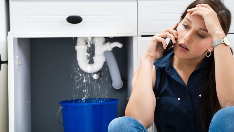 Fuite d’eau dans une salle de bain à Blain : que faire en urgence ?